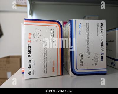 Apotheke Store-Packet von Warfarin Tabletten, verwendet zur Blutverdünnung bei Patienten, die ein Risiko für Blutgerinnsel haben, die Schlaganfälle und Herzerkrankungen verursachen können. Stockfoto