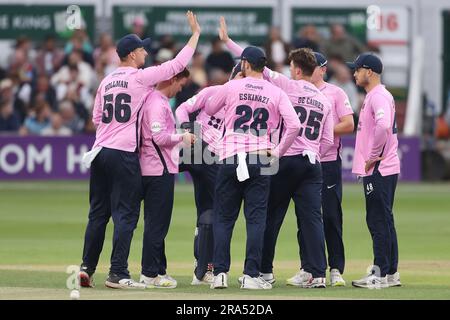 Josh de Caires aus Middlesex feiert mit seinen Teamkollegen, nachdem er das Wicket von Dan Lawrence bei Essex Eagles vs Middlesex, Vitality Blast T2, mitgenommen hat Stockfoto