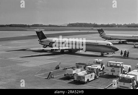 Ein klassisches Schwarzweißfoto aus dem Jahr 1976, das am Flughafen Manchester in England aufgenommen wurde und ein Flugzeug der British Caledonian Airways BAC 1-11 zeigt, Eintragungskennzeichen G-AXJL Stockfoto