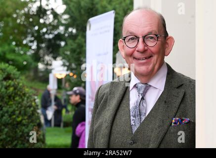 Potsdam, Deutschland. 30. Juni 2023. Denis Scheck, künstlerischer Direktor von LIT:Potsdam, beim LITERATURFESTIVAL LIT:Potsdam in der Villa Jacobs. Meyerhoff wird unveröffentlichte Texte aus seinem Buch "Alle Toten fliegen hoch. Kredit: Jens Kalaene/dpa/Alamy Live News Stockfoto