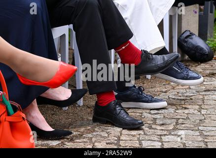 Potsdam, Deutschland. 30. Juni 2023. Mike Schubert, Oberbürgermeister der Hauptstadt Potsdam, trägt beim LITERATURFESTIVAL LIT:Potsdam in der Villa Jacobs rote Socken mit der Inschrift „Potsdam Liebe“. Potsdam Liebe ist ein Angebot für Kunden der Energie- und Wasser Potsdam GmbH. Kredit: Jens Kalaene/dpa/Alamy Live News Stockfoto