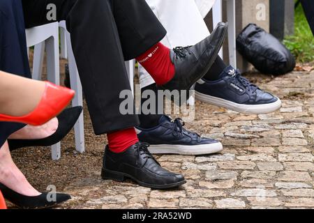 Potsdam, Deutschland. 30. Juni 2023. Mike Schubert, Oberbürgermeister der Hauptstadt Potsdam, trägt beim LITERATURFESTIVAL LIT:Potsdam in der Villa Jacobs rote Socken mit der Inschrift „Potsdam Liebe“. Potsdam Liebe ist ein Angebot für Kunden der Energie- und Wasser Potsdam GmbH. Kredit: Jens Kalaene/dpa/Alamy Live News Stockfoto