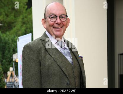 Potsdam, Deutschland. 30. Juni 2023. Denis Scheck, künstlerischer Direktor von LIT:Potsdam, beim LITERATURFESTIVAL LIT:Potsdam in der Villa Jacobs. Meyerhoff wird unveröffentlichte Texte aus seinem Buch "Alle Toten fliegen hoch. Kredit: Jens Kalaene/dpa/Alamy Live News Stockfoto