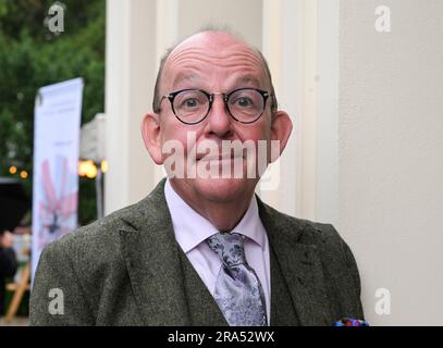 Potsdam, Deutschland. 30. Juni 2023. Denis Scheck, künstlerischer Direktor von LIT:Potsdam, beim LITERATURFESTIVAL LIT:Potsdam in der Villa Jacobs. Meyerhoff wird unveröffentlichte Texte aus seinem Buch "Alle Toten fliegen hoch. Kredit: Jens Kalaene/dpa/Alamy Live News Stockfoto