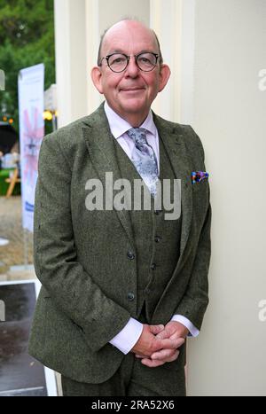 Potsdam, Deutschland. 30. Juni 2023. Denis Scheck, künstlerischer Direktor von LIT:Potsdam, beim LITERATURFESTIVAL LIT:Potsdam in der Villa Jacobs. Meyerhoff wird unveröffentlichte Texte aus seinem Buch "Alle Toten fliegen hoch. Kredit: Jens Kalaene/dpa/Alamy Live News Stockfoto