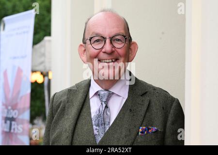 Potsdam, Deutschland. 30. Juni 2023. Denis Scheck, künstlerischer Direktor von LIT:Potsdam, beim LITERATURFESTIVAL LIT:Potsdam in der Villa Jacobs. Meyerhoff wird unveröffentlichte Texte aus seinem Buch "Alle Toten fliegen hoch. Kredit: Jens Kalaene/dpa/Alamy Live News Stockfoto