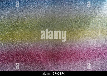 Farbige diagonale Streifen, Sandstruktur. Regenbogen aus Sand, weicher Fokus. Verteilung von bunten abstrakten Hintergrundfarben Bokeh und Unschärfe. Stockfoto