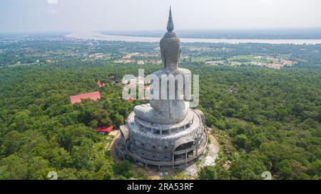 Blick aus der Vogelperspektive auf die große weiße buddha-Statue auf dem Berg für thailänder, die am 15. Mai 20 im Wat ROI Phra Phutthabat Phu Manorom ein respektvolles Gebet besuchen Stockfoto