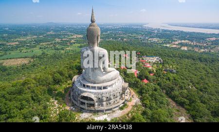 Blick aus der Vogelperspektive auf die große weiße buddha-Statue auf dem Berg für thailänder, die am 15. Mai 20 im Wat ROI Phra Phutthabat Phu Manorom ein respektvolles Gebet besuchen Stockfoto