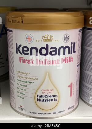 Kendamil-Säuglingsmilch in den Regalen einer Apotheke. Kendamil ist in Großbritannien hergestellte Babymilch, Bio-Babymilch und Ziegenmilch, Tschechische republik, Europa Stockfoto