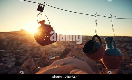 Tonkrüge in Kappadokien aufhängen Stockfoto