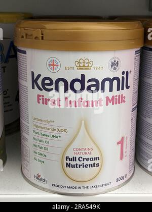 Kendamil-Säuglingsmilch in den Regalen einer Apotheke. Kendamil ist in Großbritannien hergestellte Babymilch, Bio-Babymilch und Ziegenmilch, Tschechische republik, Europa Stockfoto