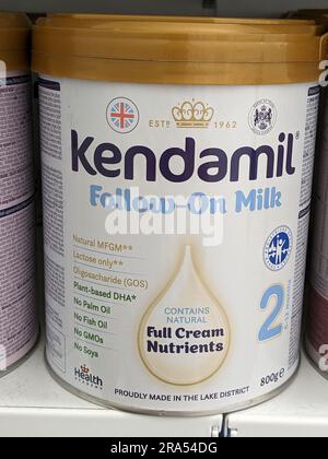 Kendamil-Säuglingsmilch in den Regalen einer Apotheke. Kendamil ist in Großbritannien hergestellte Babymilch, Bio-Babymilch und Ziegenmilch, Tschechische republik, Europa Stockfoto