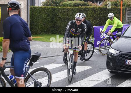 Schepdaal, Belgien. 01. Juli 2023. Belgischer Remco Evenepoel von Soudal Quick-Step vor der ersten Ausgabe der R.EV Ride, Schepdaal, Dilbeek am Samstag, den 01. Juli 2023. Der Verlauf dieser Tour folgt Evenepoels Lieblingstrainings durch das Pajottenland, die flämischen Ardennen und die Pays des Collines. BELGA FOTO TOM GOYVAERTS Kredit: Belga News Agency/Alamy Live News Stockfoto