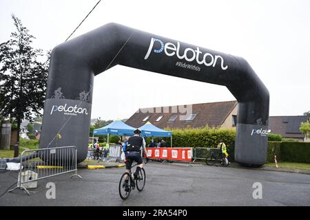 Schepdaal, Belgien. 01. Juli 2023. Das Abbildungsbild zeigt den Beginn der ersten Ausgabe der R.EV Ride, Schepdaal, Dilbeek am Samstag, den 01. Juli 2023. Der Kurs dieser Tour folgt Evenepoels Lieblingstrainuten durch das Pajottenland, die flämischen Ardennen und die Pays des Collines. BELGA FOTO TOM GOYVAERTS Kredit: Belga News Agency/Alamy Live News Stockfoto