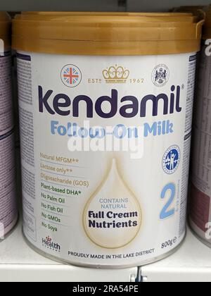 Kendamil-Säuglingsmilch in den Regalen einer Apotheke. Kendamil ist in Großbritannien hergestellte Babymilch, Bio-Babymilch und Ziegenmilch, Tschechische republik, Europa Stockfoto