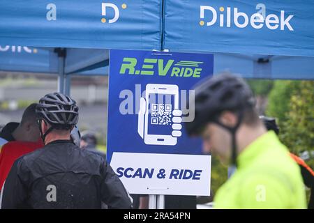 Schepdaal, Belgien. 01. Juli 2023. Das Abbildungsbild zeigt den Beginn der ersten Ausgabe der R.EV Ride, Schepdaal, Dilbeek am Samstag, den 01. Juli 2023. Der Kurs dieser Tour folgt Evenepoels Lieblingstrainuten durch das Pajottenland, die flämischen Ardennen und die Pays des Collines. BELGA FOTO TOM GOYVAERTS Kredit: Belga News Agency/Alamy Live News Stockfoto