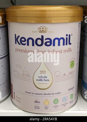 Kendamil-Säuglingsmilch in den Regalen einer Apotheke. Kendamil ist in Großbritannien hergestellte Babymilch, Bio-Babymilch und Ziegenmilch, Tschechische republik, Europa Stockfoto