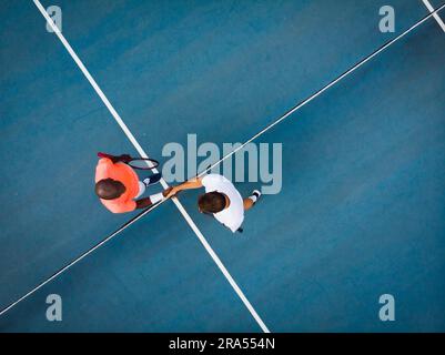 Blick von oben auf verschiedene männliche Tennisspieler, die sich die Hände auf dem Platz im Freien schütteln, Kopierbereich Stockfoto
