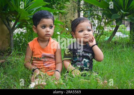 TIKAMGARH, MADHYA PRADESH, INDIEN - 13. AUGUST 2022: Junge und Mädchen spielen im Park. Stockfoto