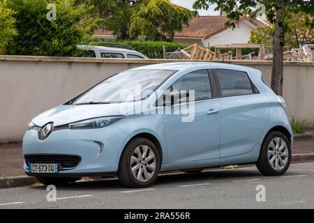 Bordeaux , Frankreich - 06 27 2023 : zoe car renault Electric Logo und Schildertext auf modernem Neufahrzeug EV in französischer Straße Stockfoto