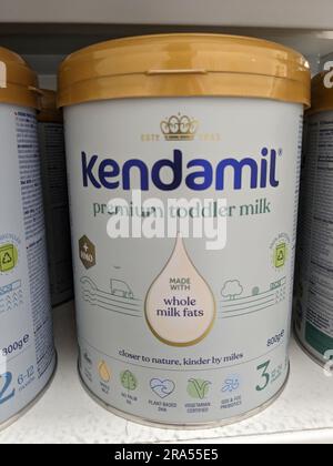 Kendamil-Säuglingsmilch in den Regalen einer Apotheke. Kendamil ist in Großbritannien hergestellte Babymilch, Bio-Babymilch und Ziegenmilch, Tschechische republik, Europa Stockfoto