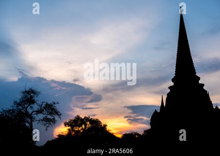 Silhouette von Wat Phra Sri Sanphet, der heiligste Tempel auf dem Gelände des alten königlichen Palast im alten Thailands Hauptstadt Ayutthaya. Gegen colorfu Stockfoto