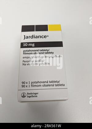 Prag, Tschechische republik Pharmazie Holding Jardiance Box Medizin für Diabetes mellitus (DM), hoher Blutzucker in Apothekenapotheke.boehringer ingelheim Stockfoto