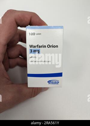 Prag, Tschechische republik – Mai 23 2023 : Apotheke-Paket mit Warfarin-Tabletten zur Blutverdünnung bei Patienten mit einem Risiko für Blutgerinnsel Stockfoto