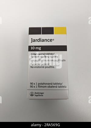 Prag, Tschechische republik Pharmazie Holding Jardiance Box Medizin für Diabetes mellitus (DM), hoher Blutzucker in Apothekenapotheke.boehringer ingelheim Stockfoto