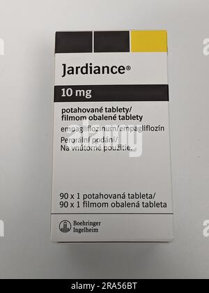 Prag, Tschechische republik Pharmazie Holding Jardiance Box Medizin für Diabetes mellitus (DM), hoher Blutzucker in Apothekenapotheke.boehringer ingelheim Stockfoto