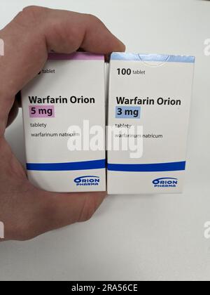 Prag, Tschechische republik – Mai 23 2023 : Apotheke-Paket mit Warfarin-Tabletten zur Blutverdünnung bei Patienten mit einem Risiko für Blutgerinnsel Stockfoto