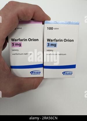 Prag, Tschechische republik – Mai 23 2023 : Apotheke-Paket mit Warfarin-Tabletten zur Blutverdünnung bei Patienten mit einem Risiko für Blutgerinnsel Stockfoto