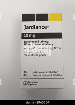 Prag, Tschechische republik Pharmazie Holding Jardiance Box Medizin für Diabetes mellitus (DM), hoher Blutzucker in Apothekenapotheke.boehringer ingelheim Stockfoto