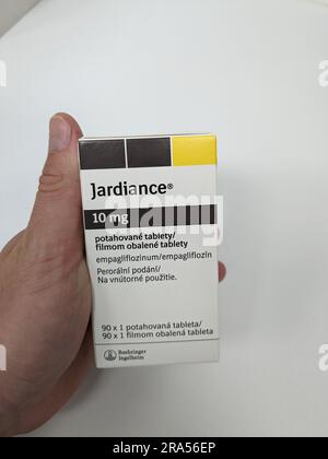 Prag, Tschechische republik Pharmazie Holding Jardiance Box Medizin für Diabetes mellitus (DM), hoher Blutzucker in Apothekenapotheke.boehringer ingelheim Stockfoto