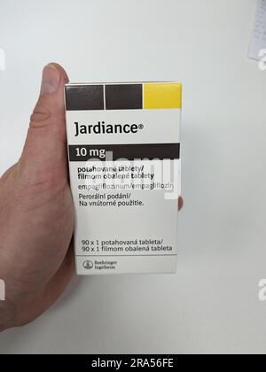 Prag, Tschechische republik Pharmazie Holding Jardiance Box Medizin für Diabetes mellitus (DM), hoher Blutzucker in Apothekenapotheke.boehringer ingelheim Stockfoto