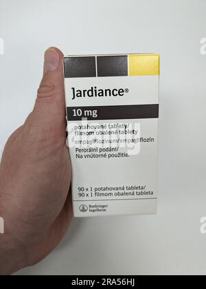 Prag, Tschechische republik Pharmazie Holding Jardiance Box Medizin für Diabetes mellitus (DM), hoher Blutzucker in Apothekenapotheke.boehringer ingelheim Stockfoto