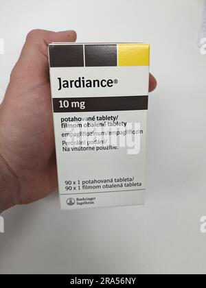 Prag, Tschechische republik Pharmazie Holding Jardiance Box Medizin für Diabetes mellitus (DM), hoher Blutzucker in Apothekenapotheke.boehringer ingelheim Stockfoto