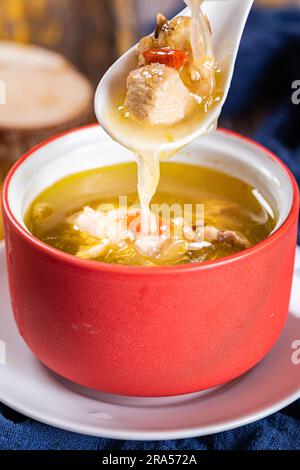 Doppelt gekochte chinesische kantonesische hakka-Hühnersuppe Stockfoto