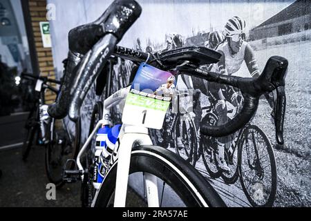 Schepdaal, Belgien. 01. Juli 2023. Das Fahrrad des belgischen Remco Evenepoel wurde vor der ersten Ausgabe der R.EV Ride, Schepdaal, Dilbeek, am Samstag, den 01. Juli 2023 fotografiert. Der Verlauf dieser Tour folgt Evenepoels Lieblingstrainings durch das Pajottenland, die flämischen Ardennen und die Pays des Collines. BELGA FOTO TOM GOYVAERTS Kredit: Belga News Agency/Alamy Live News Stockfoto