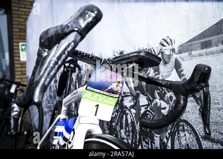 Schepdaal, Belgien. 01. Juli 2023. Das Fahrrad des belgischen Remco Evenepoel wurde vor der ersten Ausgabe der R.EV Ride, Schepdaal, Dilbeek, am Samstag, den 01. Juli 2023 fotografiert. Der Verlauf dieser Tour folgt Evenepoels Lieblingstrainings durch das Pajottenland, die flämischen Ardennen und die Pays des Collines. BELGA FOTO TOM GOYVAERTS Kredit: Belga News Agency/Alamy Live News Stockfoto