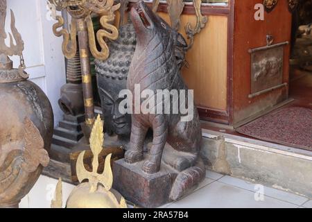 Wolfsstatue aus Holz, die in den Straßen Nepals zum Verkauf steht. Stockfoto