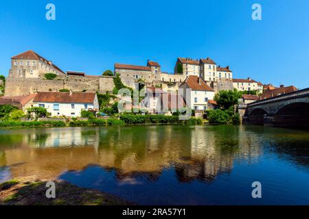 Das Dorf Pesmes am Ognon River. Pesmes ist eine Gemeinde im Departement Haute-Saône in der Region Bourgogne-Franche-Comté im Osten Frankreichs. Stockfoto