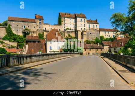 Das Dorf Pesmes am Ognon River. Pesmes ist eine Gemeinde im Departement Haute-Saône in der Region Bourgogne-Franche-Comté im Osten Frankreichs. Stockfoto