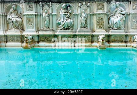 Siena, Italien, Fonte Gaia ist ein monumentaler Brunnen auf der Piazza del Campo im Zentrum von Siena. Stockfoto