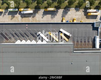 Woerden, 14. Juni 2023, Niederlande. Transporter-LKWs parken im Jumbo Supermarkt, Distributionszentrum. Ansicht von oben nach unten. Stockfoto