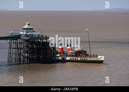 PS Waverley geht vom Clevedon Pier auf einen Tagesausflug entlang der Küste Stockfoto