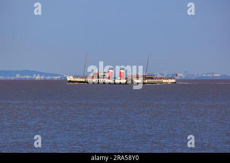 Ebbe, wenn Waverley sich dem Clevedon Pier nähert Stockfoto