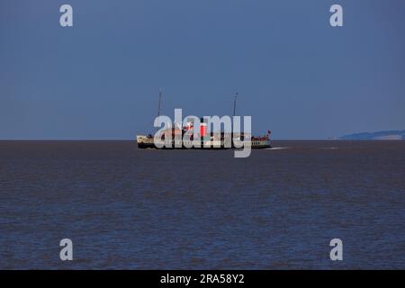 Ebbe, wenn Waverley sich dem Clevedon Pier nähert Stockfoto