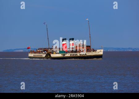 Ebbe, wenn Waverley sich dem Clevedon Pier nähert Stockfoto